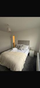 Ένα ή περισσότερα κρεβάτια σε δωμάτιο στο Home in Leeds