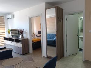 Una sala de estar con espejo y un dormitorio. en Apartman Pogled, en Veliko Gradiste 22 fotos más