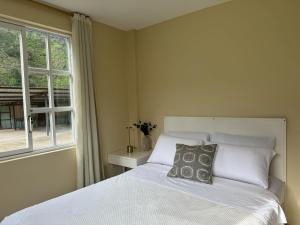 una camera da letto con un letto bianco e una finestra di Luxury Mansion with Garden 6 Bedroom 6 Bath a Baños Altre 18 foto