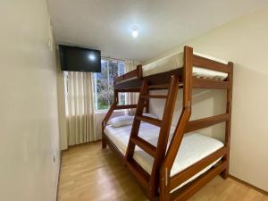 2 letti a castello in una camera con TV a schermo piatto di Luxury Mansion with Garden 6 Bedroom 6 Bath a Baños