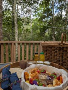 a table with a basket of food on a table at Cabane d'Oniria in Palaja +20 photos