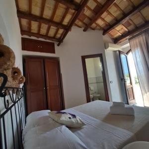 Postel nebo postele na pokoji v ubytování HOTEL Cala Buguto