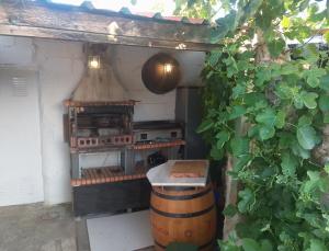 Casa Juan في Santa Olaja de Eslonza: مطبخ خارجي مع موقد وبرميل