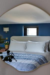 Ένα ή περισσότερα κρεβάτια σε δωμάτιο στο Romantic canal-side cottage with hot tub