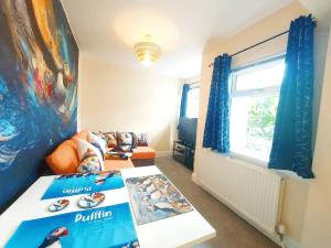 Χώρος καθιστικού στο The Puffins - Largs 2-Bedroom Ground Flat