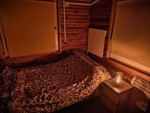 1 dormitorio con 1 cama con estampado de leopardo en una habitación en VerLema House 46, en Augustów