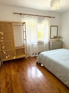 un dormitorio con una cama y una ventana en Apartamento a Un Paso de la Playa de Tapia, en Tapia de Casariego