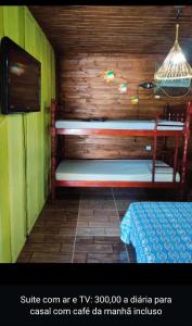 Habitación con 2 literas en una cabaña de madera en Ilha das Peças "Pousada do Beto", 