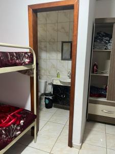 Ένα ή περισσότερα κρεβάτια σε δωμάτιο στο Chácara charmosa com piscina, campo de futebol