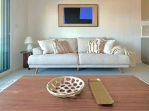 una sala de estar con un sofá y una mesa en Exceptional - Sea View - 6 People - Air Conditioning - Parking, en Saint-Raphaël