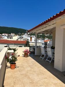 ระเบียงหรือลานระเบียงของ Bozikis House! A cosy apartment in the city centre