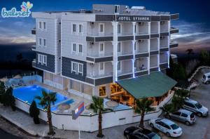 una vista aérea de un hotel con piscina en Efsanem Hotel, en Ayvalık
