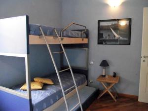 フィナーレ・リーグレにあるCasa Azzurro Pervinca by Holiday Worldの二段ベッド2組、はしごが備わる客室です。