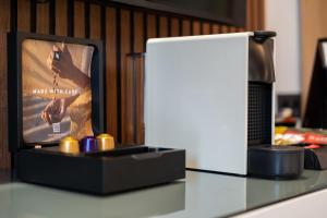 a counter top with a tv and a table with a counter sidx sidx at Greek House Hotel in Neos Marmaras