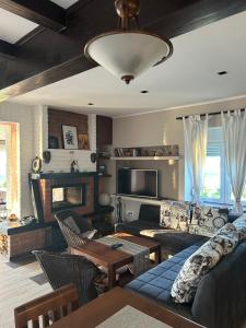 una sala de estar con un sofá y una mesa en Panorama Beska, en Beška 18 fotos más