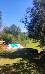 Un parque de patinaje con una rampa de patinaje en un campo en Cabana Cecilia, en Villa Icho Cruz