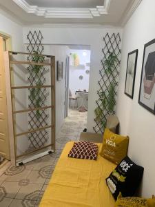 a living room with a couch and a table in a room at Pousadinha Mel in Salvador