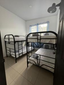 ein Zimmer mit zwei Etagenbetten und einem Fenster in der Unterkunft Casa vacacional a 5min de la Playa in Morales