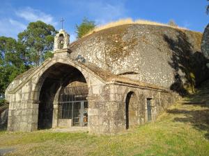 een oud stenen gebouw met een kruis erop bij Apartamento Rimiño in Salvatierra de Miño
