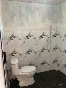 Ένα μπάνιο στο Cabin wahyu abadi near prau Mountain type mezzanine