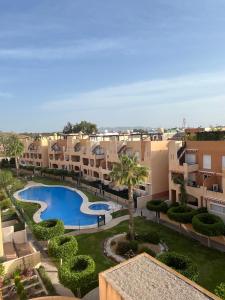 an aerial view of an apartment complex with a swimming pool at ÁTICO Paraíso Beach con piscina privada in Vera