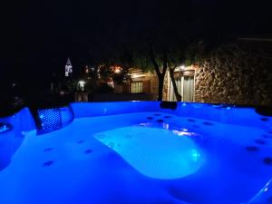 Bazén v ubytovaní Merlo House Dol Hvar alebo v jeho blízkosti