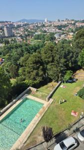 eine Draufsicht auf ein Schwimmbad und einen Park in der Unterkunft Apartamento ideal Familias y Grupos in Vigo