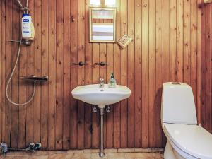 Ένα μπάνιο στο 6 person holiday home in Læsø +33 φωτογραφίες