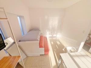 a small room with a bed and a tv at Terrada Friendly in Bahía Blanca