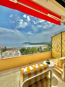 Una sala de estar con vista al mar. en Exceptional - Sea View - 6 People - Air Conditioning - Parking, en Saint-Raphaël