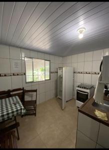 Una cocina o cocineta en Chalé do Indio