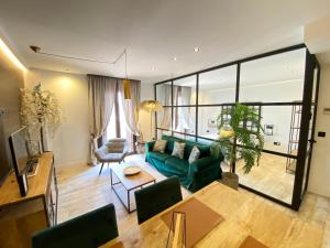 Una sala de estar con un sofá verde y una mesa. en People Homes Ponce 13, en Jerez de la Frontera