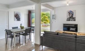Posezení v ubytování Appartement des 5 Trésors - piscine et vue panoramique