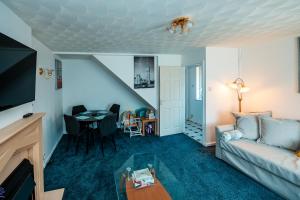 ein Wohnzimmer mit Sofa und Tisch in der Unterkunft Manchester Retreat for Families Workers Contractors and Event Goers in Manchester