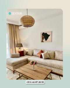 a living room with a couch and a table at Casa Falaise Monastir in Monastir