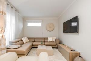 a living room with a couch and a tv at Madison House Disneyland Paris - 8 pers - 4 Ch - 10 min in Chessy