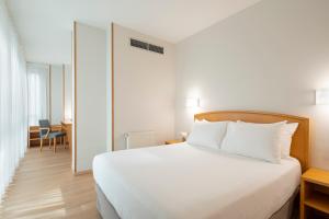 A bed or beds in a room at Exe Area Central