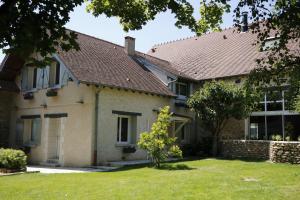 a house with a pitched roof at LES MAISONS DE GIROUDET 3 chambres jardin terrasse in Écrosnes