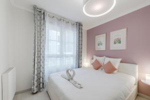 a bedroom with a white bed and a window at Madison House Disneyland Paris - 8 pers - 4 Ch - 10 min in Chessy