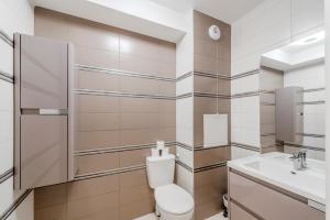 a bathroom with a toilet and a sink at Madison House Disneyland Paris - 8 pers - 4 Ch - 10 min in Chessy +16 photos