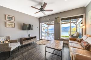 TV a/nebo společenská místnost v ubytování Peachland Beach Resort