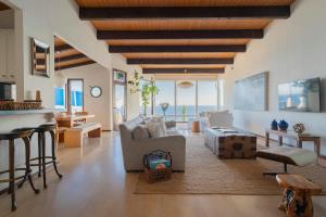 マリブにあるMalibu Villa with Beach Access and Ocean Viewのソファとテーブルのあるリビングルーム