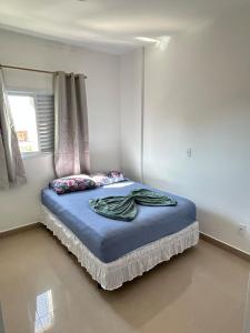 a bedroom with a blue bed with a window at Apê Master 3 dorm espaçoso in São Carlos
