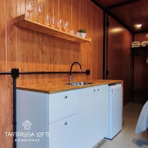 Η κουζίνα ή μικρή κουζίνα στο Tartaruga Lofts Bombinhas