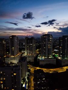 a city skyline at night with tall buildings at Quarto privativo Morumbi in São Paulo