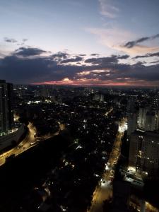 a view of a city at night at Quarto privativo Morumbi in São Paulo +2 photos