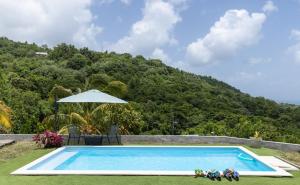 Bazén v ubytování Appartement des 5 Trésors - piscine et vue panoramique nebo v jeho okolí