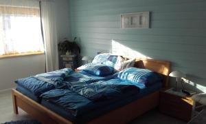 ナウダースにあるHaus Saglのベッドルーム(青いシーツ、枕付)