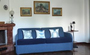 A seating area at CAPERCIA home