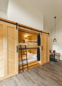 Ένα ή περισσότερα κρεβάτια σε δωμάτιο στο Wildflower Walk at Three Suns Cabins